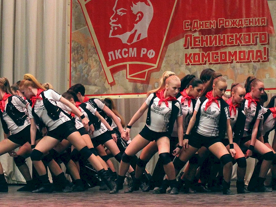 Девушка комсомолка