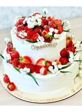 Двухъярусный торт с ягодами
