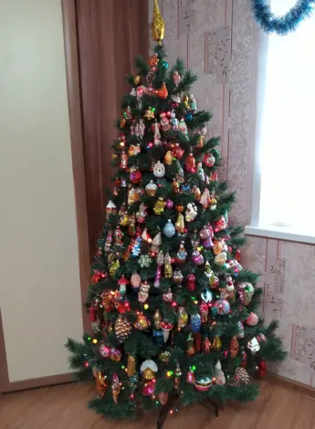 Елка с игрушками