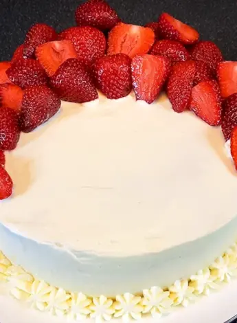 Как украсить торт клубникой