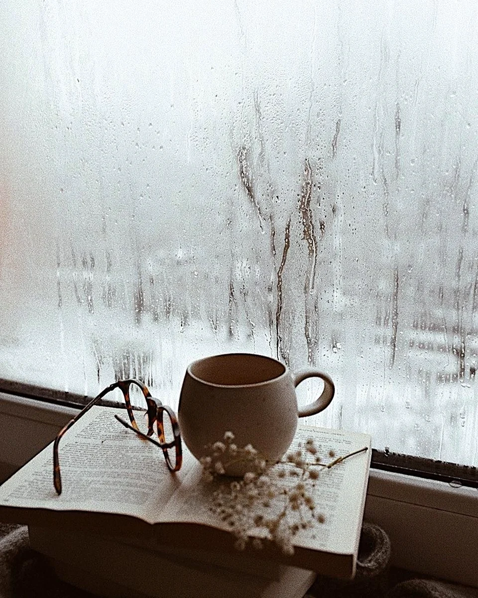 Кофе и снег за окном