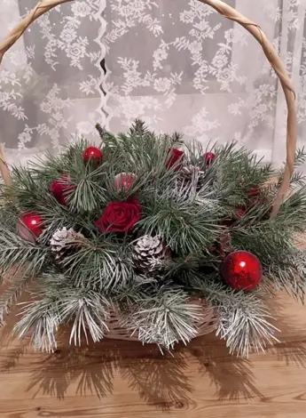 Композиция из веток сосны