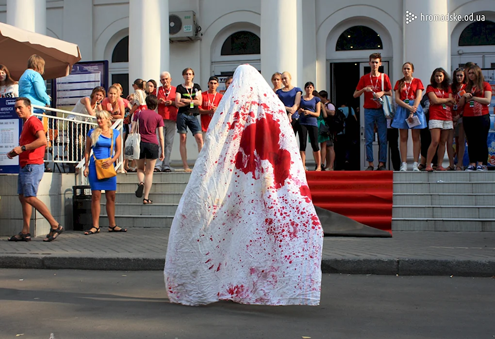 Цыгане после свадьбы. Окровавленная простыня. Свадьба цыган. Кровавое платье на свадьбу. Свадебное платье в крови.