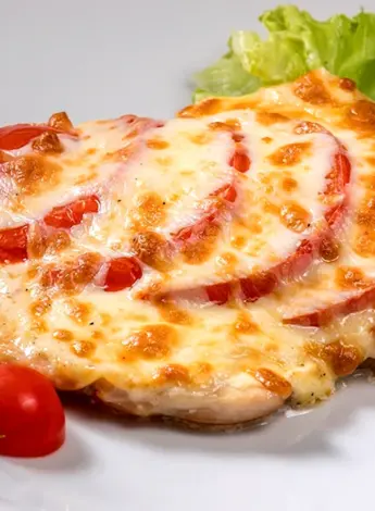 Куриная отбивная с помидором и сыром в духовке