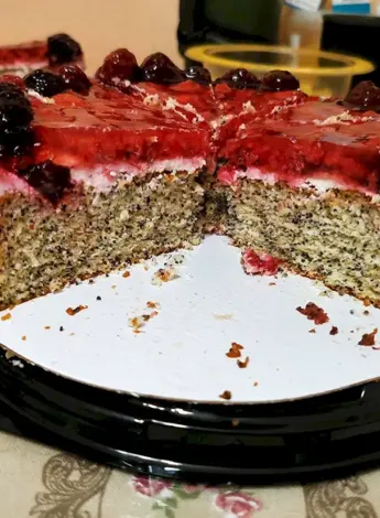 Марципановый пирог с маком и сливами