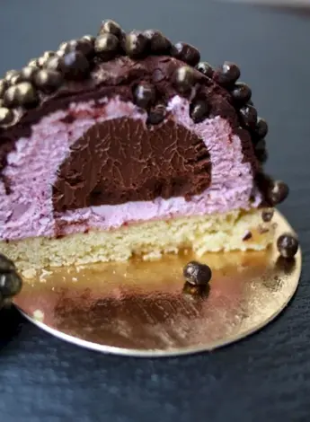 Муссовый торт вишня в шоколаде с хрустящим слоем