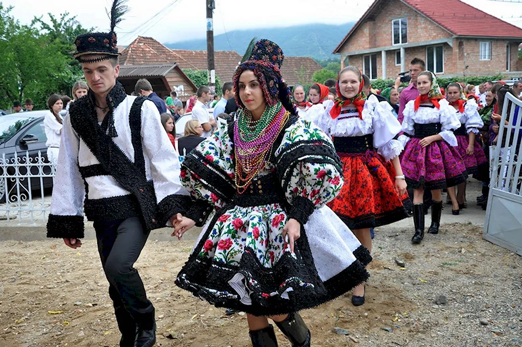 Национальные одежды венгров и румын