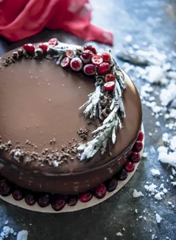 Новогоднее украшение шоколадного торта