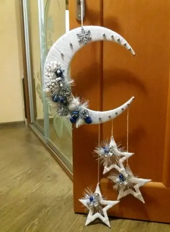 Новогодний декор в виде месяца