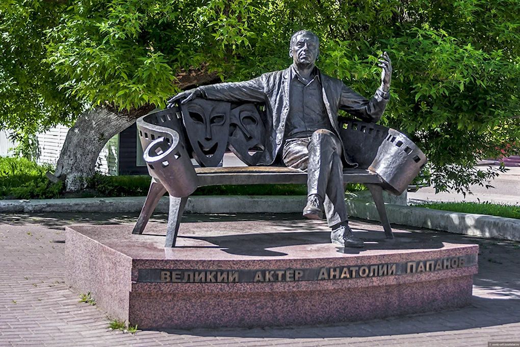 Памятник Папанову в Вязьме