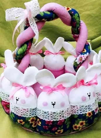 Пасхальная корзинка с зайцами