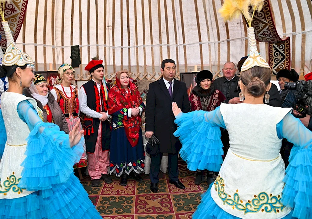 Праздник казахов сегодня. Казахские праздники. Праздник Наурыз в Казахстане. С праздником Наурыз. Курсайт казахский праздник.