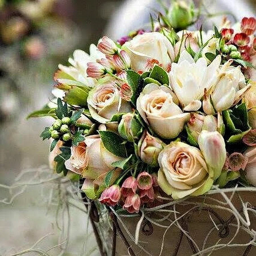 Стильные цветы с днем рождения