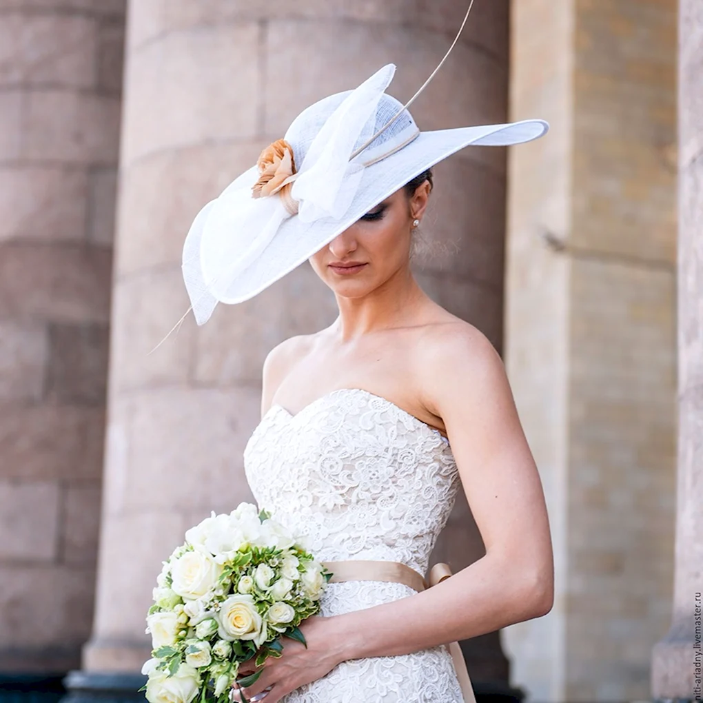 Свадебный наряд с шляпкой