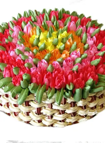 Торт корзина с тюльпанами