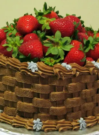 Торт корзинка с клубникой