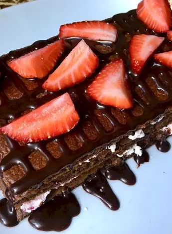 Торт с клубникой в шоколаде