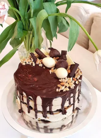 Торт с шоколадным декором