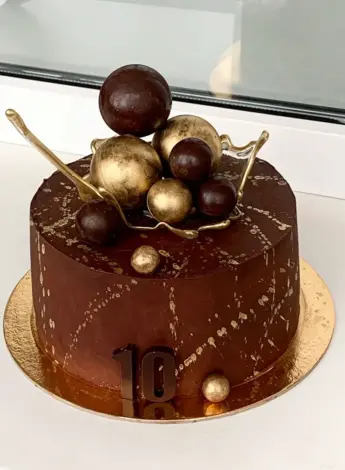 Торт с шоколадными шарами