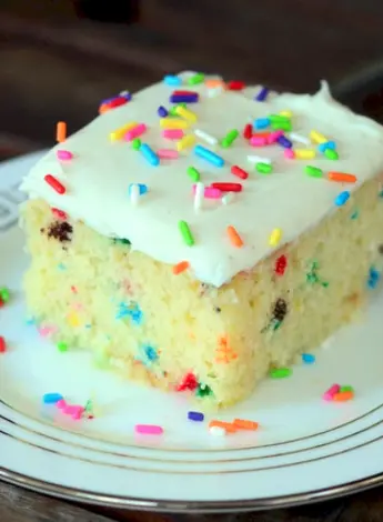 Торт с цветной посыпкой