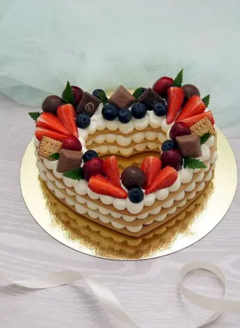 Торт с вафельными коржами и ягодами