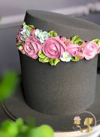 Торт в виде шляпной коробки с цветами