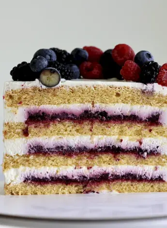 Торт ваниль Лесные ягоды разрез