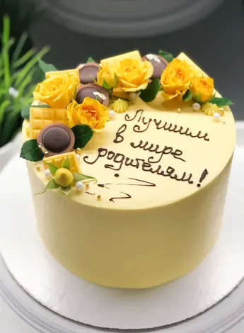 Жёлтый торт на день рождения